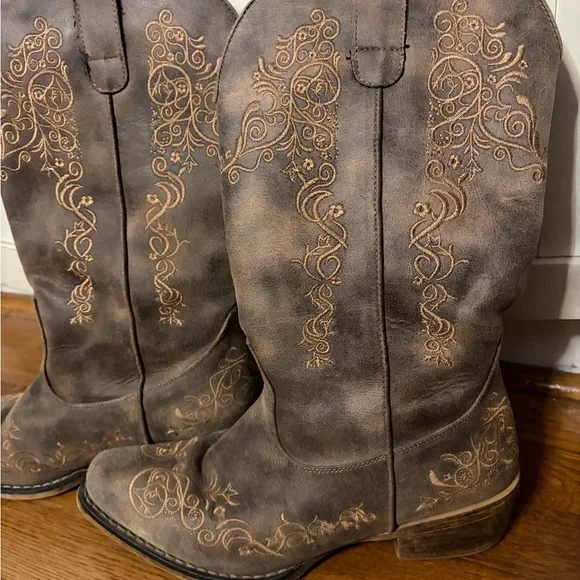 Roper Distressed Brown Embroidered Boots - Picture 2 of 7